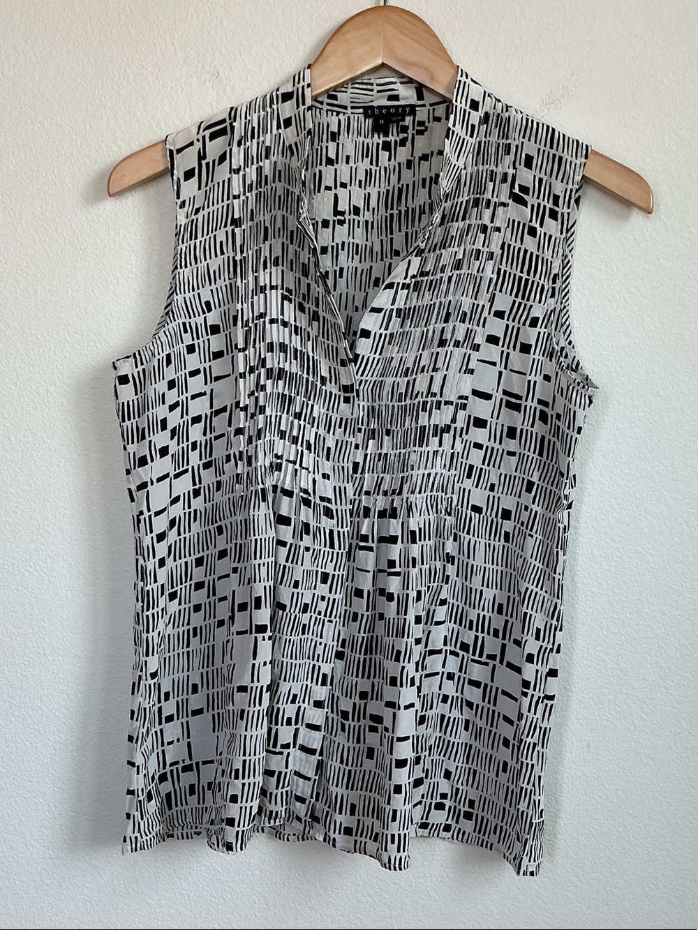 Theory Colsten Rigid 100% Silk Abstract Print Pintuck Pleated Blouse Top M EUC